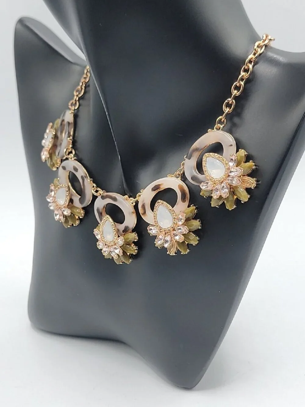 Vintage Gold-Tone Tortoise Shell & Olive Green Floral Statement Bib Necklace 19